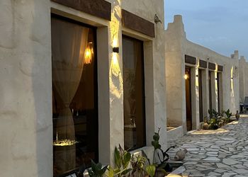 استراحة بمسبح خارجي ومسطح اخضر