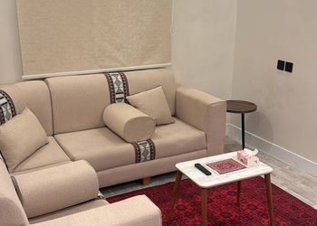 شقة بصالة انيقة ودخول ذاتي