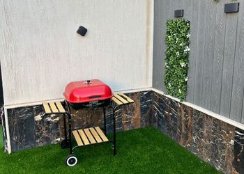 شاليه بمسطح اخضر ومسبح 