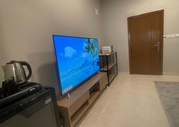 استديو بأثاث مريح وبسيط 