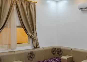 شاليه بألعاب أطفال ومسطح اخضر