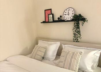 استديو بأثاث مريح وبسيط 