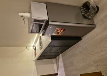 استديو بأثاث مريح وبسيط 