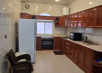 استراحة بمجالس واسعة وفناء خارجي