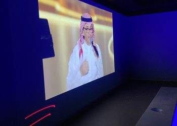 استراحة بجلسة مطلة على مسبح 