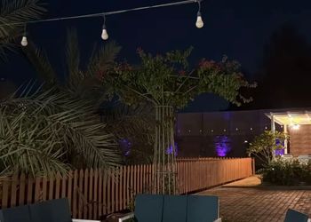 مزرعة بمجالس وألعاب أطفال 