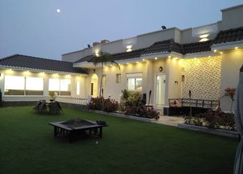 شاليه بجلسة خارجية ومسطح اخضر