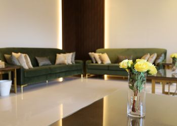 شاليه بمسطح اخضر وجلسة خارجية 