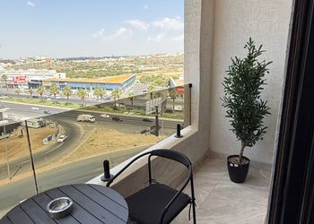 شقة بصالة أنيقة وثلاث غرف نوم 