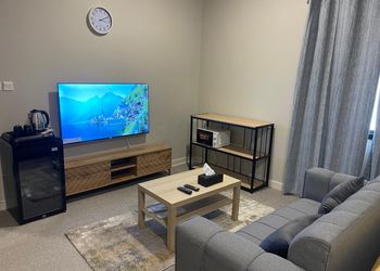 استديو بأثاث مريح وبسيط 