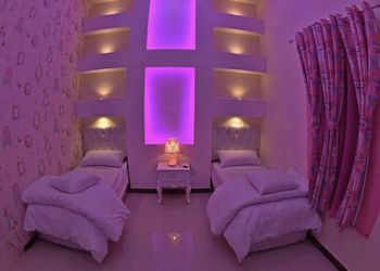شاليه بألعاب مائية ومسطح اخضر