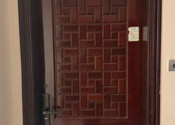 استديو بسريرين مفردة وجلسة مريحة