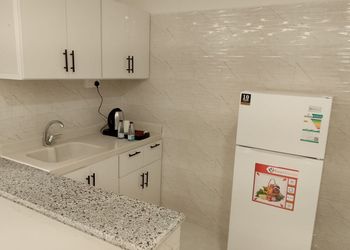استديو بأثاث مريح وبسيط