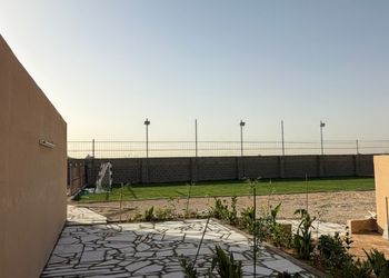 استراحة بمجلس وفناء خارجي 