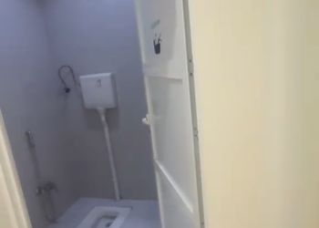 شقة بصالة جلوس وثلاث غرف نوم 