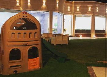 شالية بمجلس مطل على المسبح 