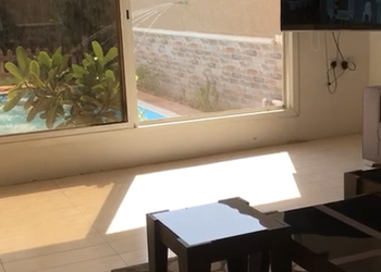 شاليه بمسبح خارجي وجلسة خارجية 