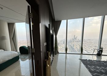 شقة بصالة وبإطلالة على المدينة 