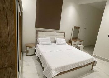 شقة بغرفة معيشة وغرفة نوم 