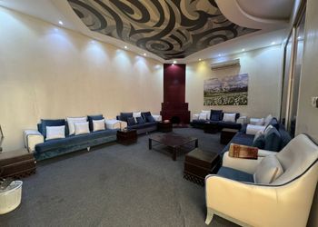 شاليه بجلسة تطل على مسبح داخلي 
