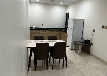 شقة بغرفة معيشة وغرفتين نوم 