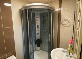 شقةبثلاث غرف نوم وصالة جلوس 