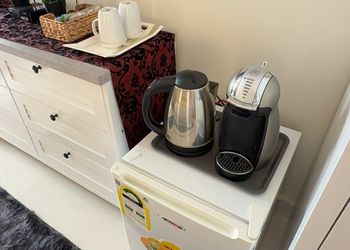 غرفة بسرير ماستر