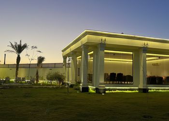 استراحة بمسطح اخضر وجلسة خارجية