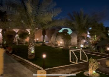 شاليه بمسبح خارجي ومسطحات خضراء