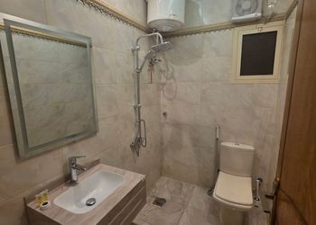 شقة بغرفتين نوم وأثاث مريح