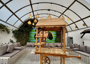 شاليه بجلسه مطله على مسبح بألعاب