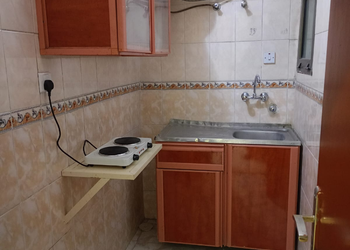استديو هادئ بأثاث مريح