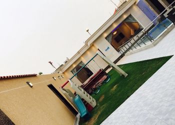 شاليه بمسبح ومسطحات خضراء
