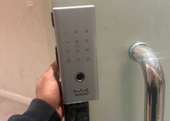 شقة بغرفة معيشة وغرفتين نوم 