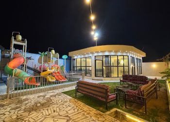 شاليه بألعاب مائية وجلسة خارجية 