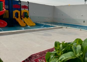 شاليه بألعاب أطفال ومسبح