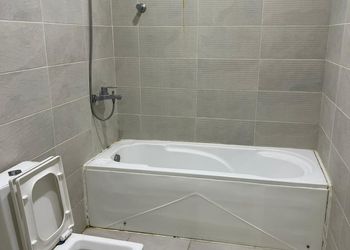 شاليه بجلسة خارجية ومسطح اخضر