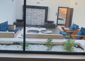 شاليه بجلسة تطل على مسبح داخلي 