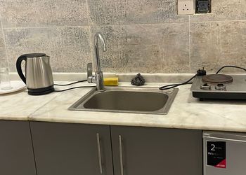 استديو بأثاث مريح وبسيط 
