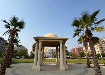 شقة بصالة و غرفة نوم وكرسي مساج