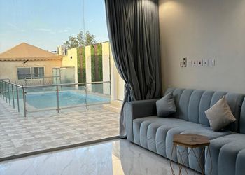شاليه بمسطح اخضر ومسبح 