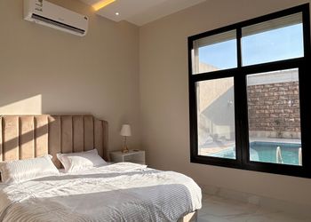 شاليه بغرفة نوم مطلة على المسبح