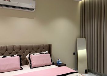 استديو بسرير ماستر وأثاث مريح 