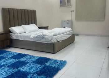 شقة بصالة مريحة وثلاث غرف نوم 