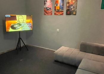شقة بثلاث اسرة فردية 