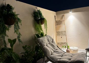 استديو بجلسة خارجية ودخول ذاتي