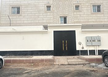 شقة بصالة جلوس وثلاث غرف نوم 