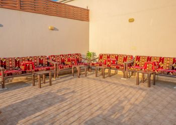استراحة بمسطح اخضر وجلسة خارجية