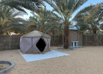مخيم عائلي بموقد حطب