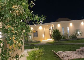 شاليه بصالة مطلة على مسبح 